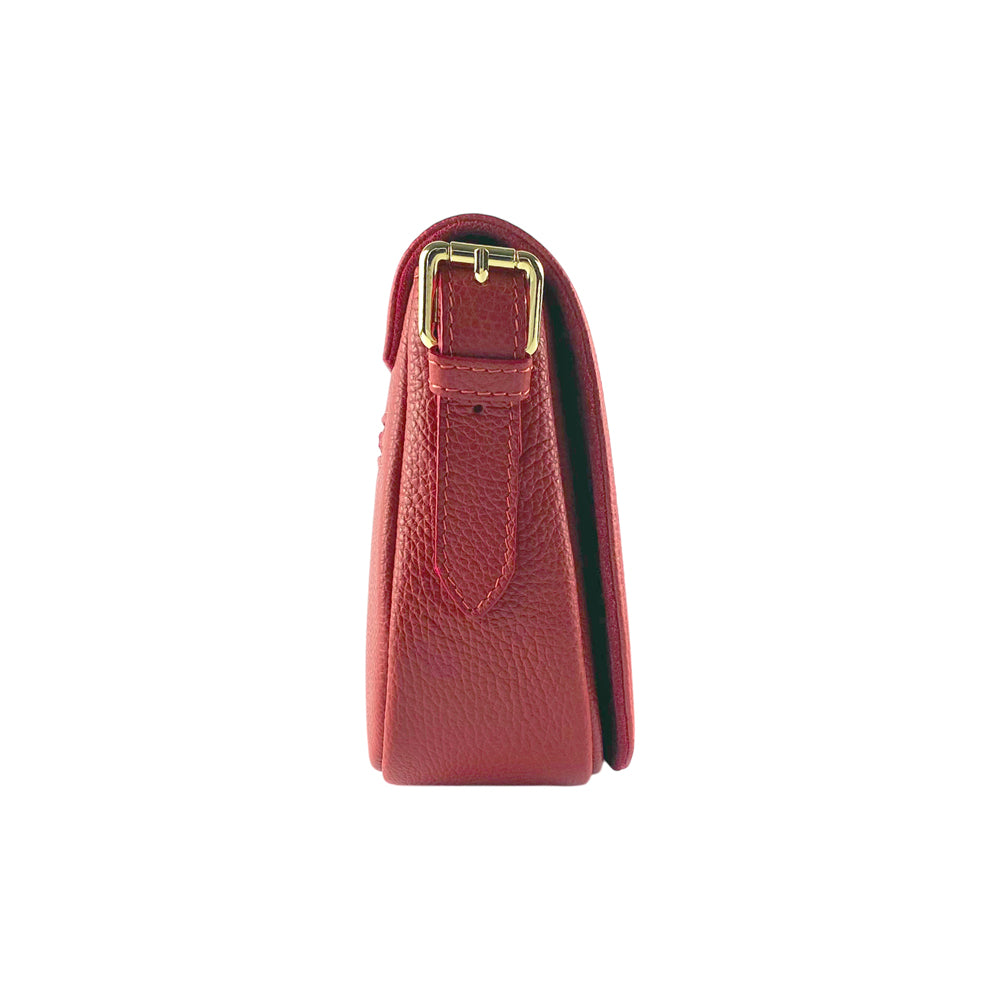 RB1002V | Borsa a Tracolla  in Vera Pelle Made in Italy con Tracolla removibile in pelle e attacchi con fibbie in metallo Oro Lucido - Colore Rosso - Dimensioni: cm 26 x 20 x 10-3